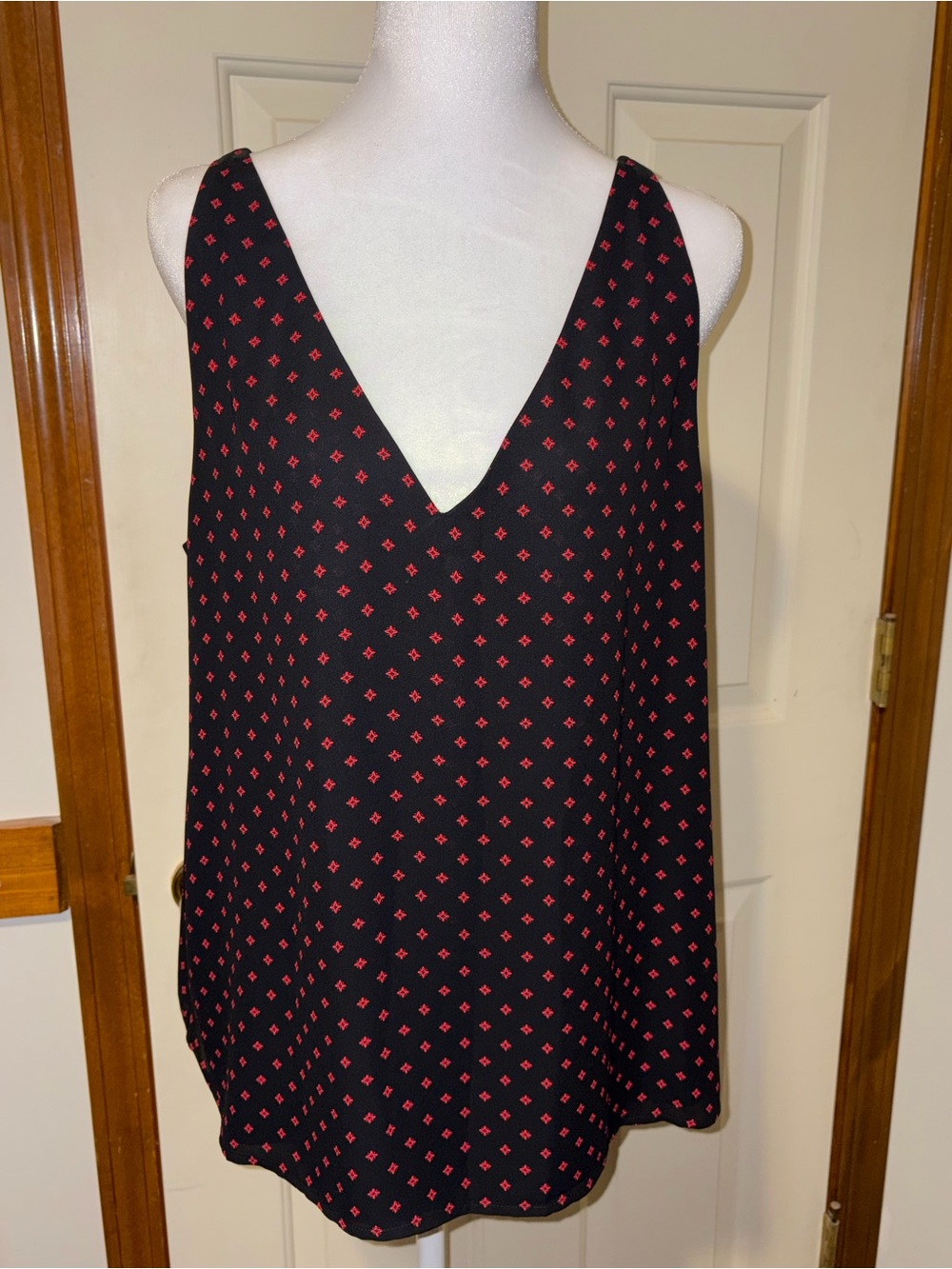 Express Black Red Geometric Criss Cross Strap Deep V-Neck Chiffon Tank Top L